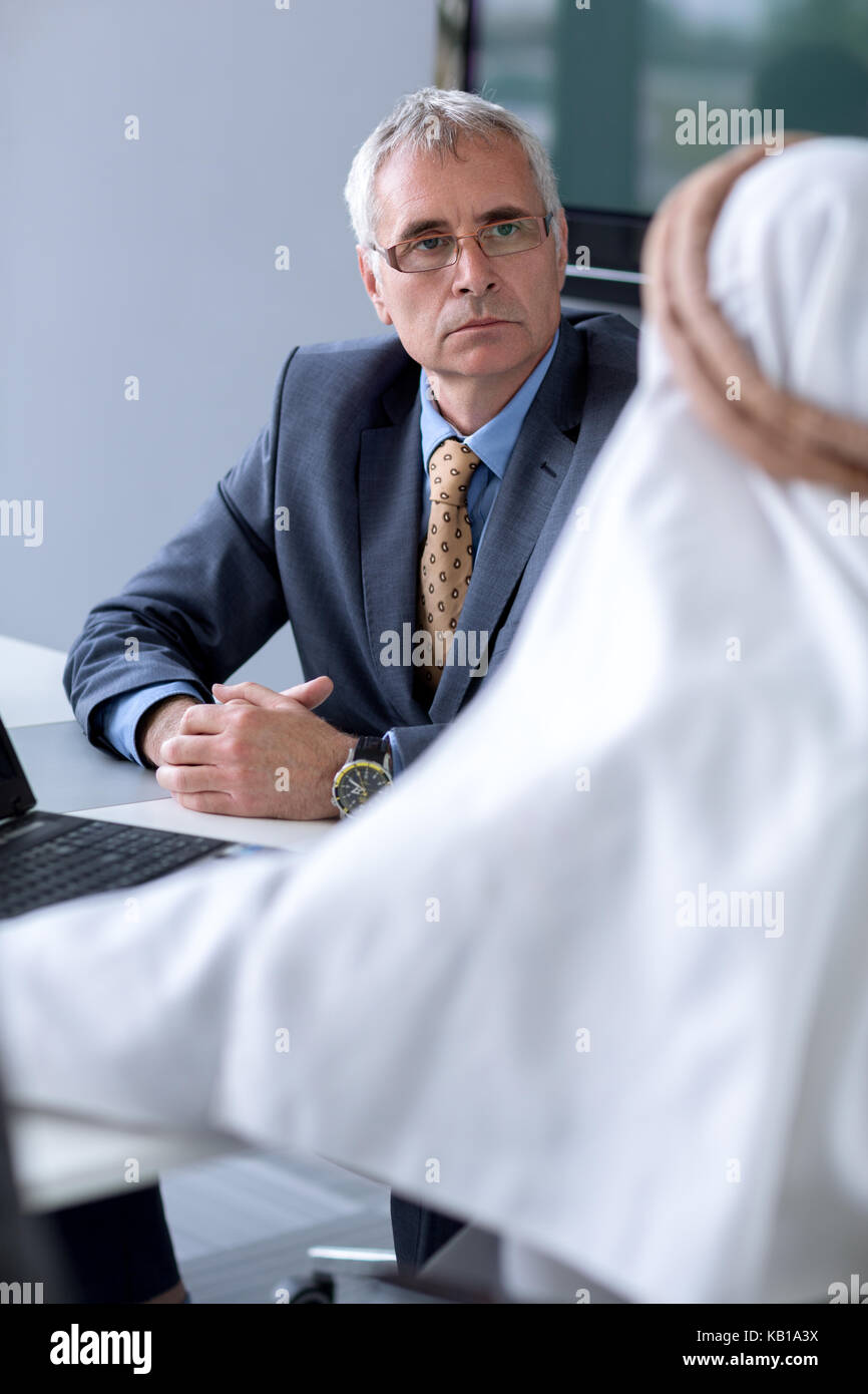 Manager di società di ascoltare arabian valutazione circa la loro situazione grave Foto Stock