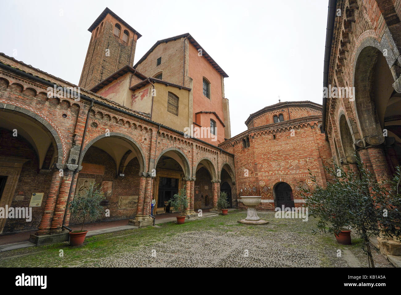 Vista del cortile della basilica di Santo Stefano in Bologna. da una serie di foto di viaggio in Italia. photo Data: sabato, 16 settembre 2017 Foto Stock