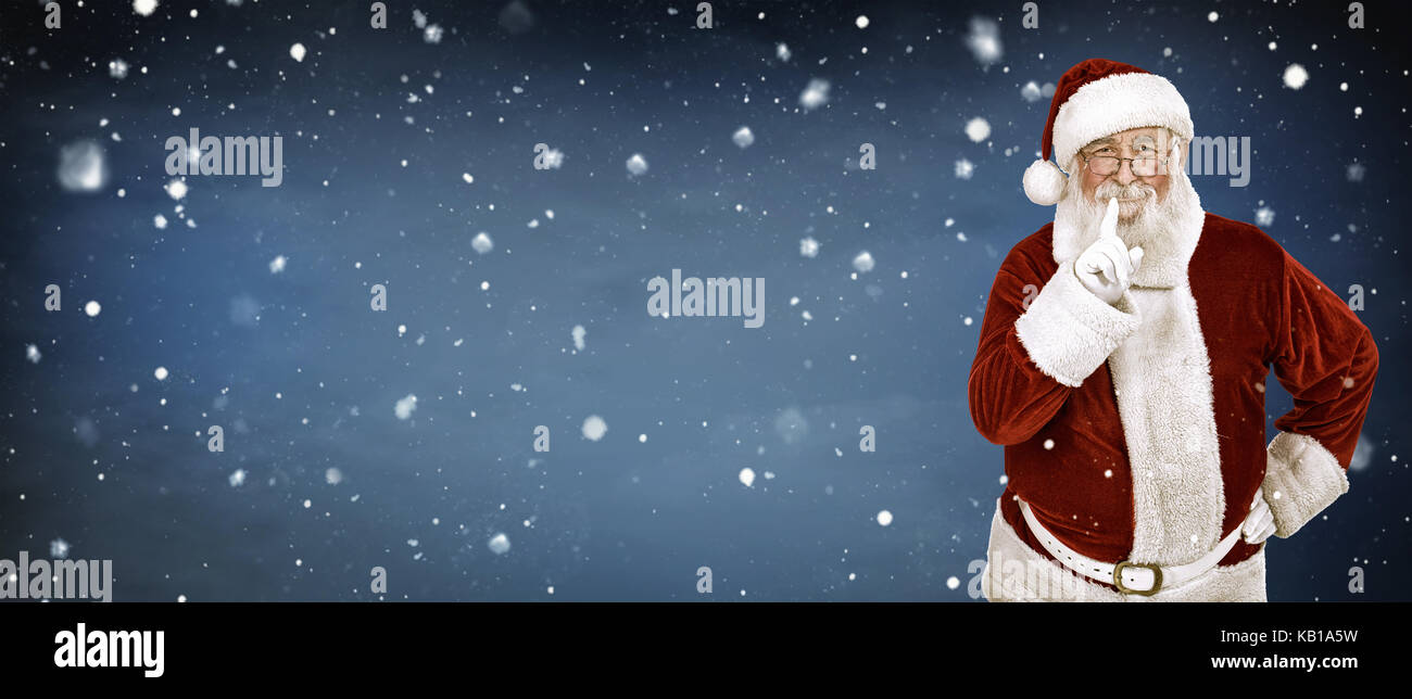 Babbo Natale sulla neve sfondo blu Foto Stock