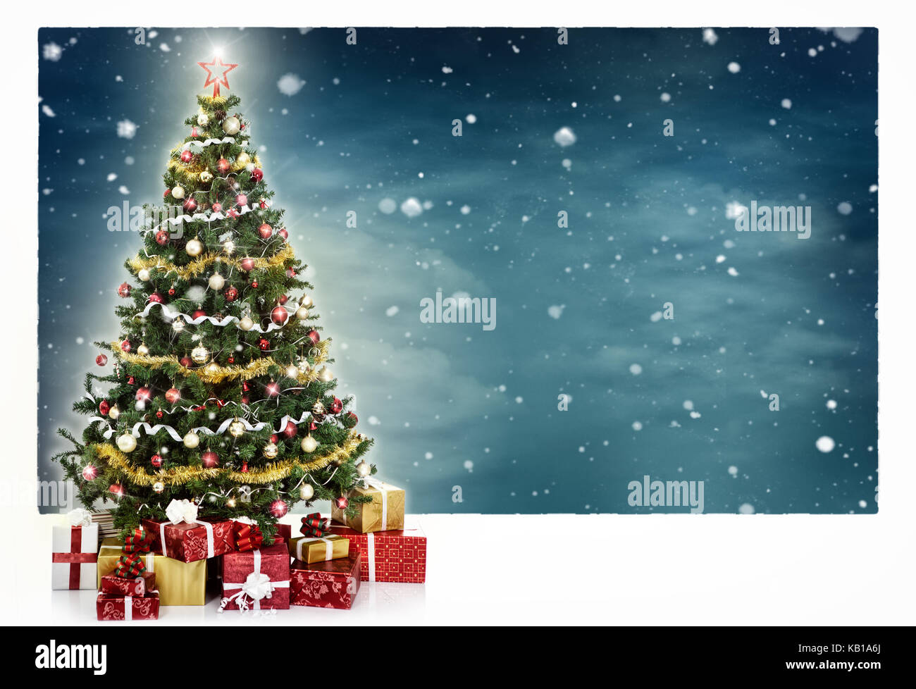 Albero di Natale decorato e confezioni regalo, in inverno la neve sullo sfondo Foto Stock