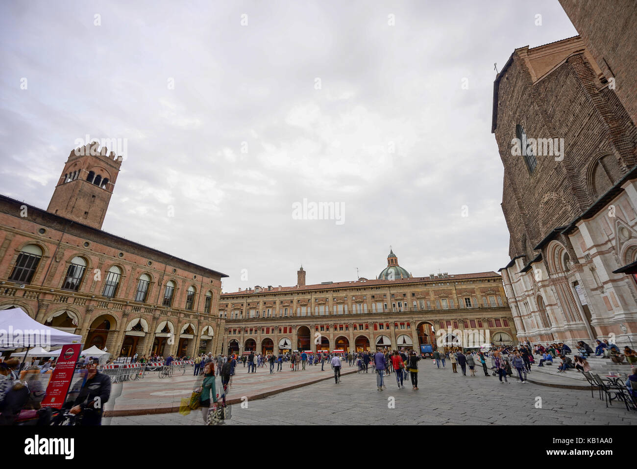 Una vista generale della piazza maggiore con la basilica di San Petronio a Bologna una serie di foto di viaggio in Italia. photo Data: venerdì, septe Foto Stock