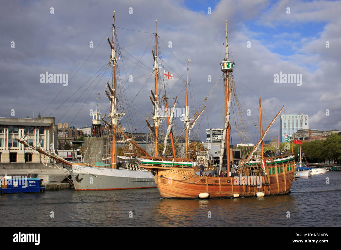 La replica di Matteo vela & Kaskelot in Bristol Harbourside, Bristol, Inghilterra Foto Stock