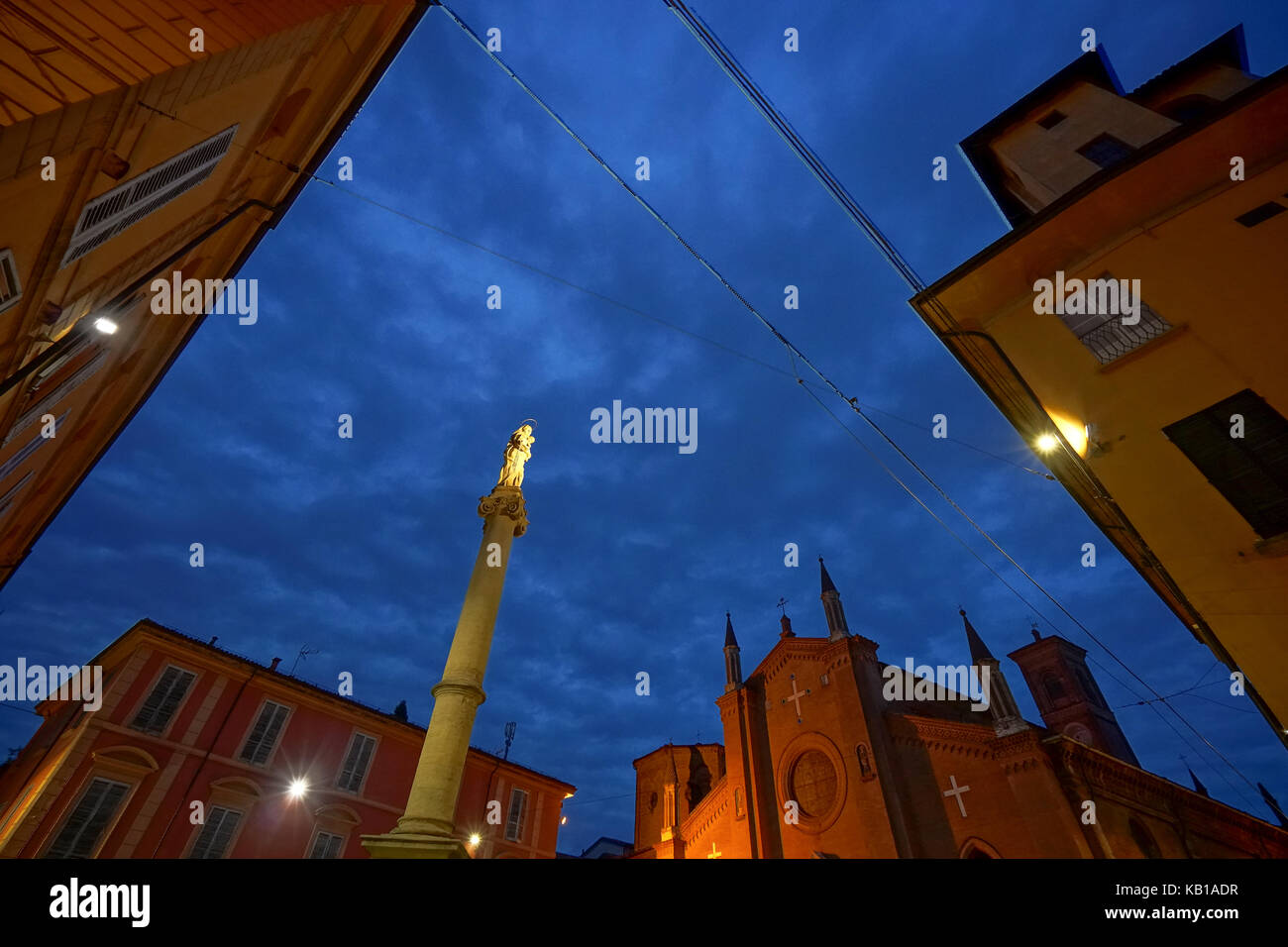 Una generale vista notturna di bologna. da una serie di foto di viaggio in Italia. photo Data: sabato, 16 settembre 2017. Foto di credito dovrebbe leggere: roger ga Foto Stock