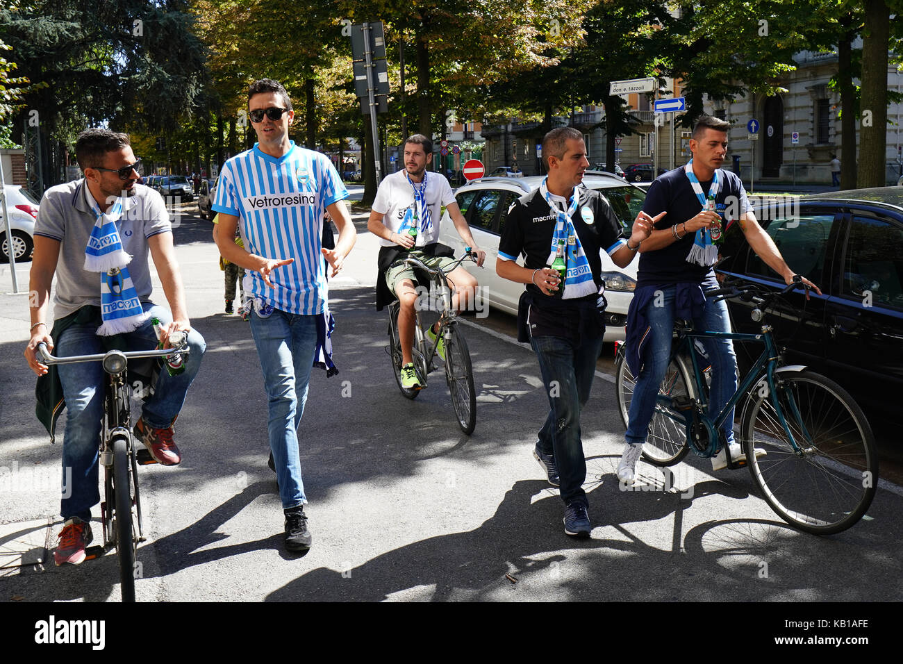 Una vista per gli appassionati di calcio di andare a una serie di una partita di calcio tra spal di Ferrara e Cagliari in Italia. da una serie di foto di viaggio in Italia. foto d Foto Stock
