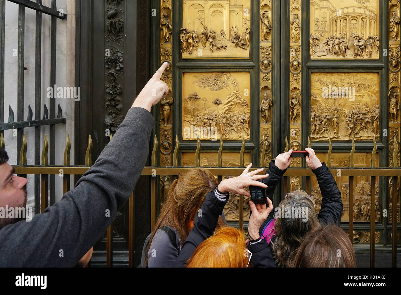 Una vista generale dei turisti al golden porte del Battistero di San Giovanni a Firenze in Italia da una serie di foto di viaggio in Italia. foto da Foto Stock