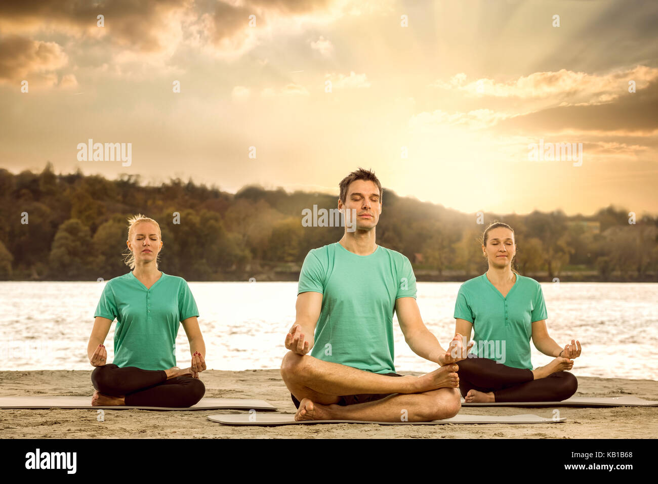 Gruppo di persone serena meditazione nella natura Foto Stock