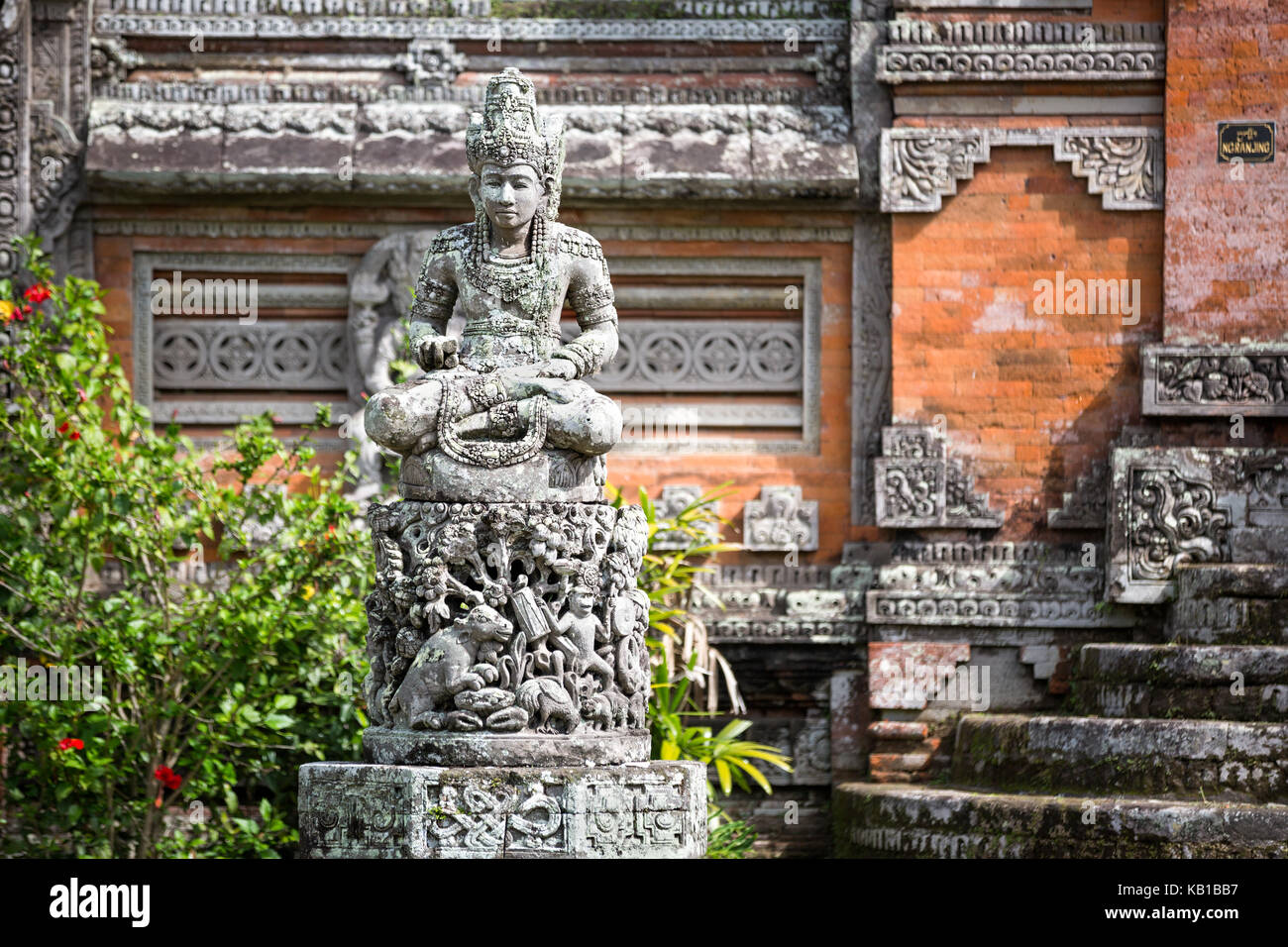 Statue e sculture raffiguranti i demoni, dèi e balinese divinità mitologica Foto Stock