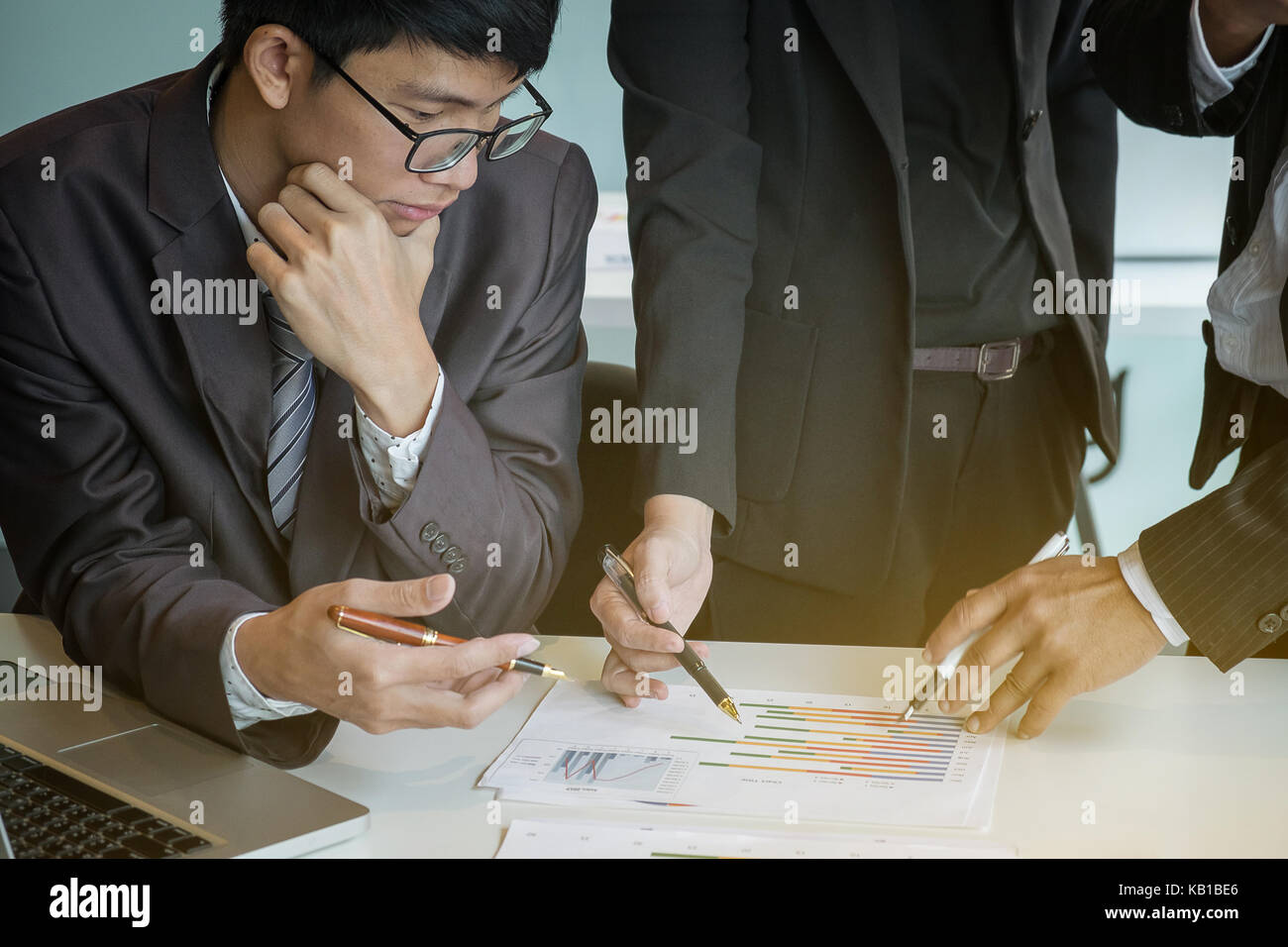 Lavoro di squadra business guardando alla relazione e avente una discussione in ufficio. Foto Stock