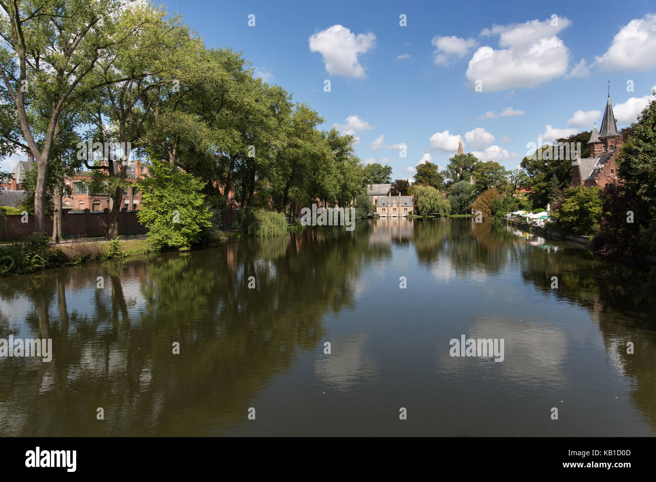 Città di Bruges, Belgio. una vista pittoresca del minnewater lago nella periferia del centro di Bruges. Foto Stock