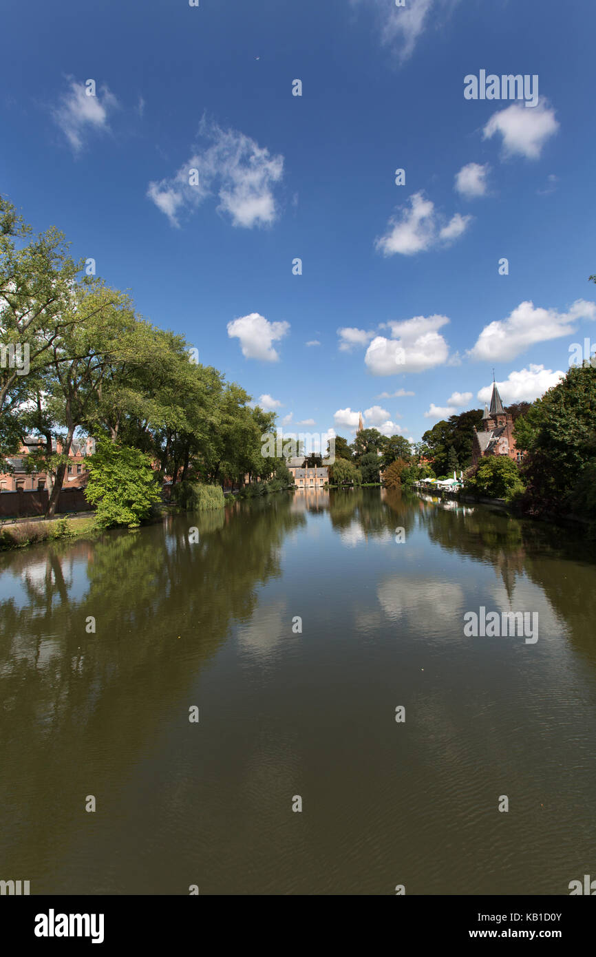 Città di Bruges, Belgio. una vista pittoresca del minnewater lago nella periferia del centro di Bruges. Foto Stock