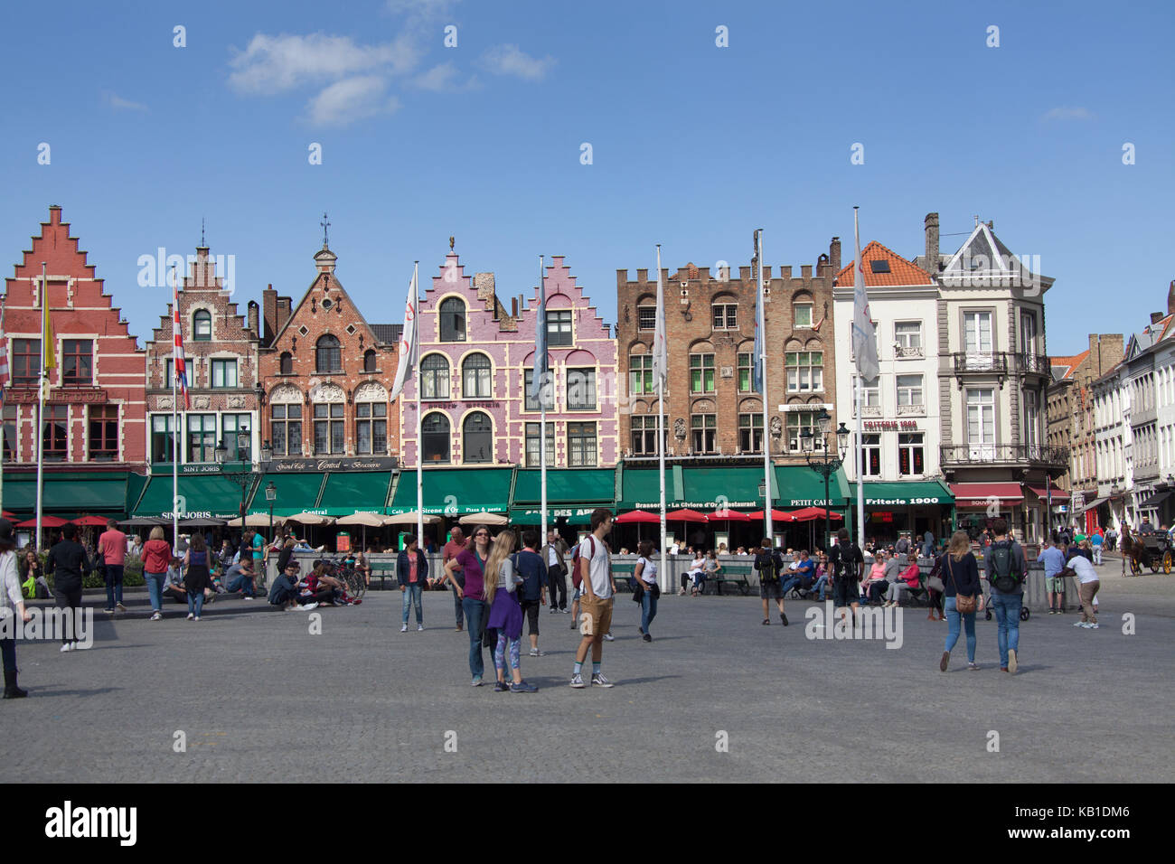 Città di Bruges, Belgio. vista pittoresca di bruges piazza del mercato, con la sezione settentrionale della piazza in background. Foto Stock