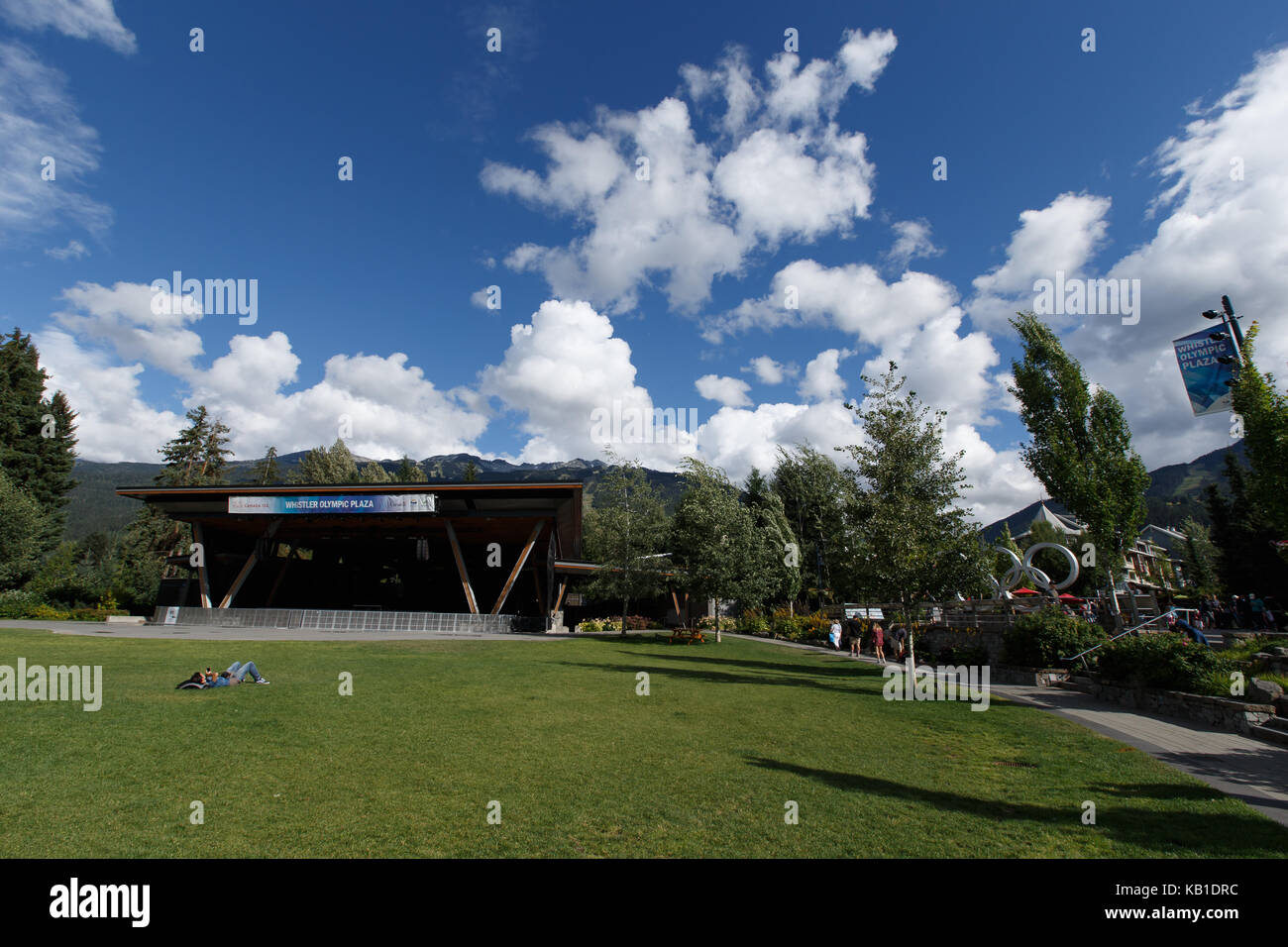 Olympic plaza e gli anelli olimpici a Whistler Resort, British Columbia, Canada Whistler, British Columbia. agosto 13, 2017. Foto Stock