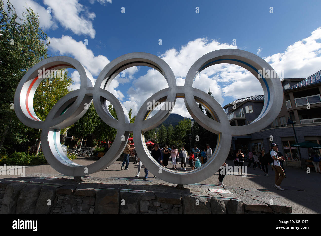 Olympic plaza e gli anelli olimpici a Whistler Resort, British Columbia, Canada Whistler, British Columbia. agosto 13, 2017. Foto Stock