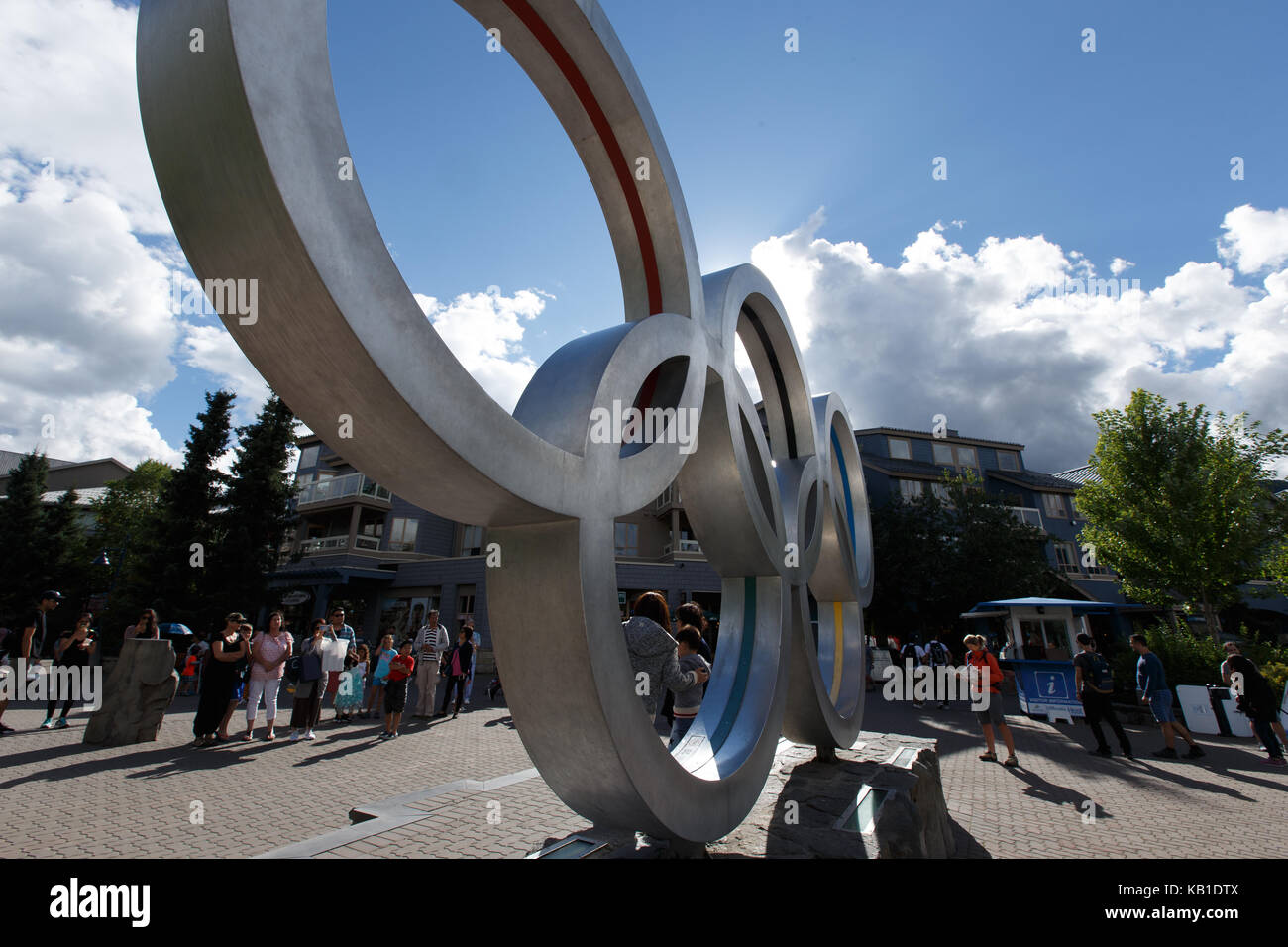 Olympic plaza e gli anelli olimpici a Whistler Resort, British Columbia, Canada Whistler, British Columbia. agosto 13, 2017. Foto Stock