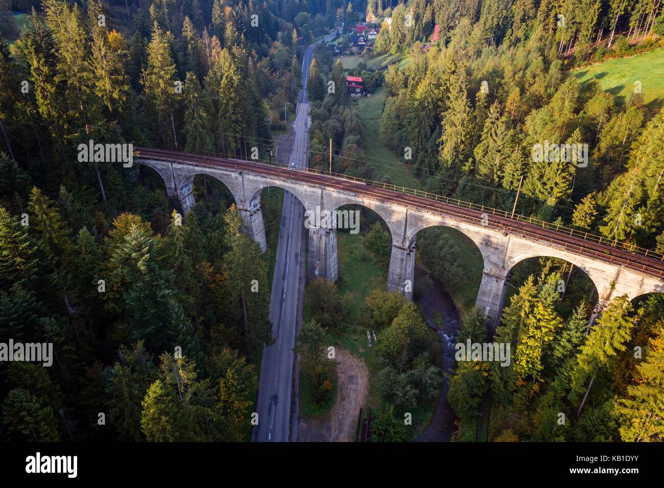 Vista aerea sul viadotto ferroviario. wisla, Slesia beskid, Polonia Foto Stock