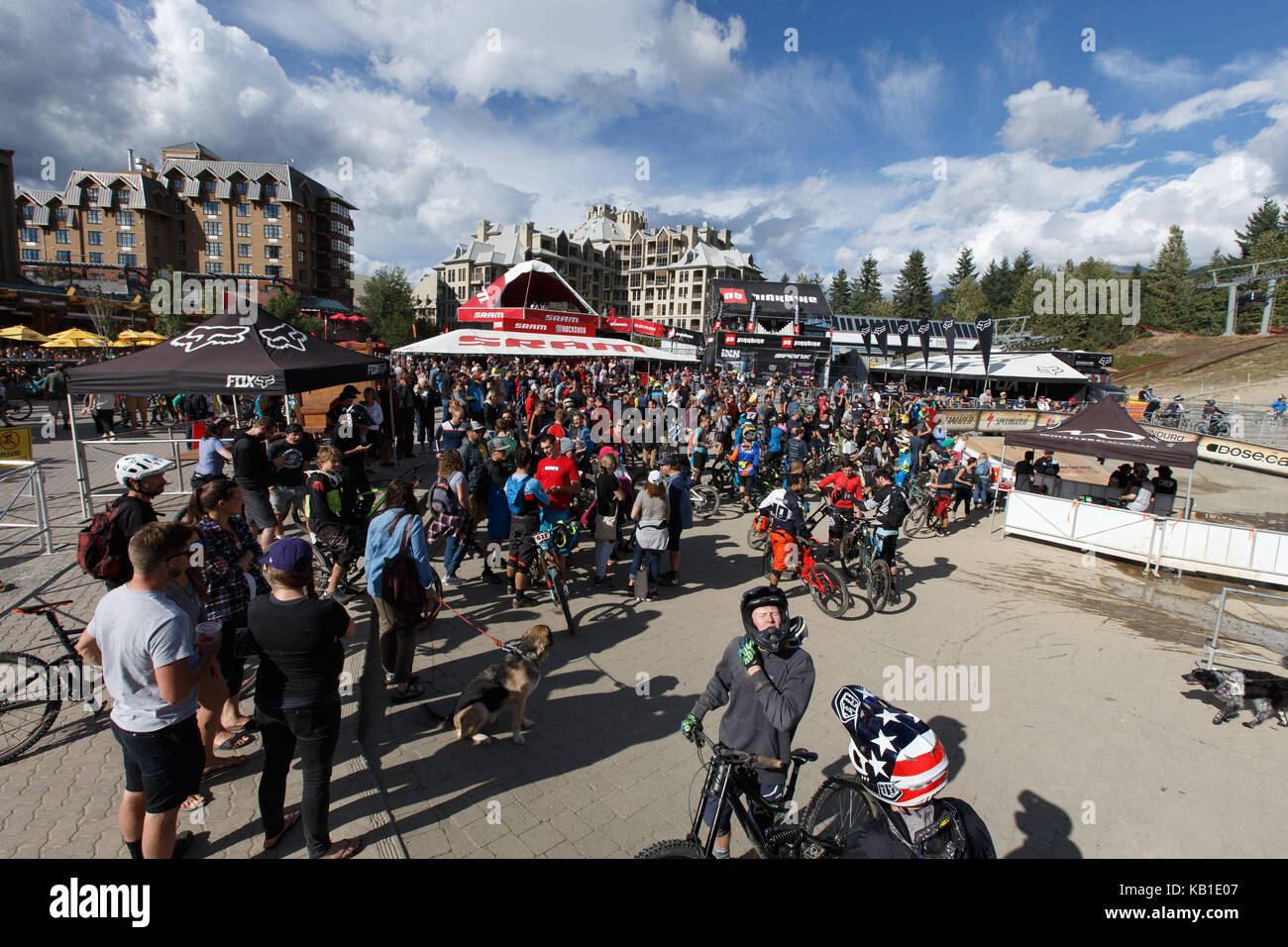 Mountain bike racing fan si riuniscono a Whistler Mountain bike park per il 2017 crankworx festival di mountain bike. Foto Stock