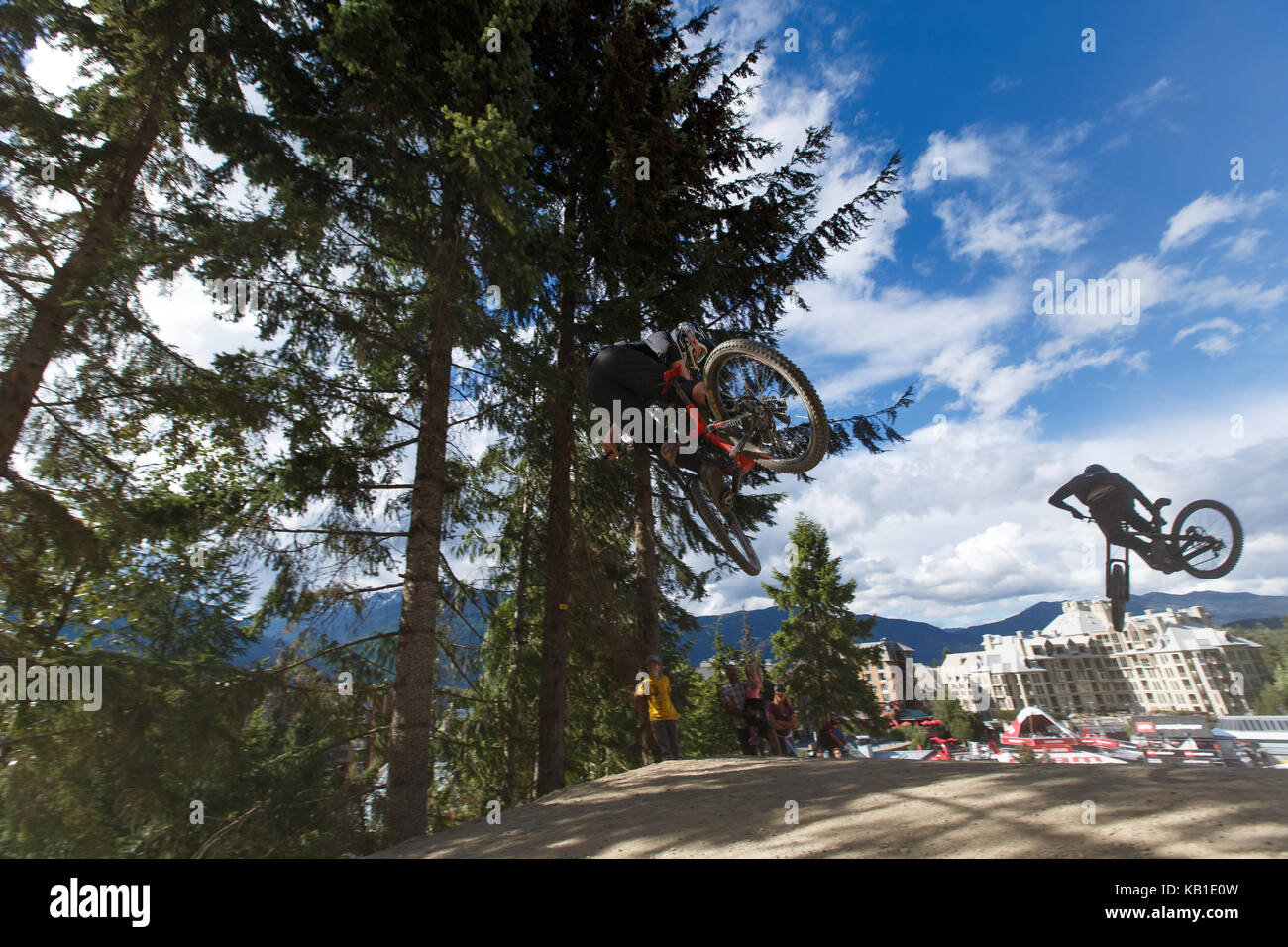 Gli amanti della mountain bike su una linea trail a Whistler Resort. Whistler, British Columbia, 13 agosto 2017. Foto Stock