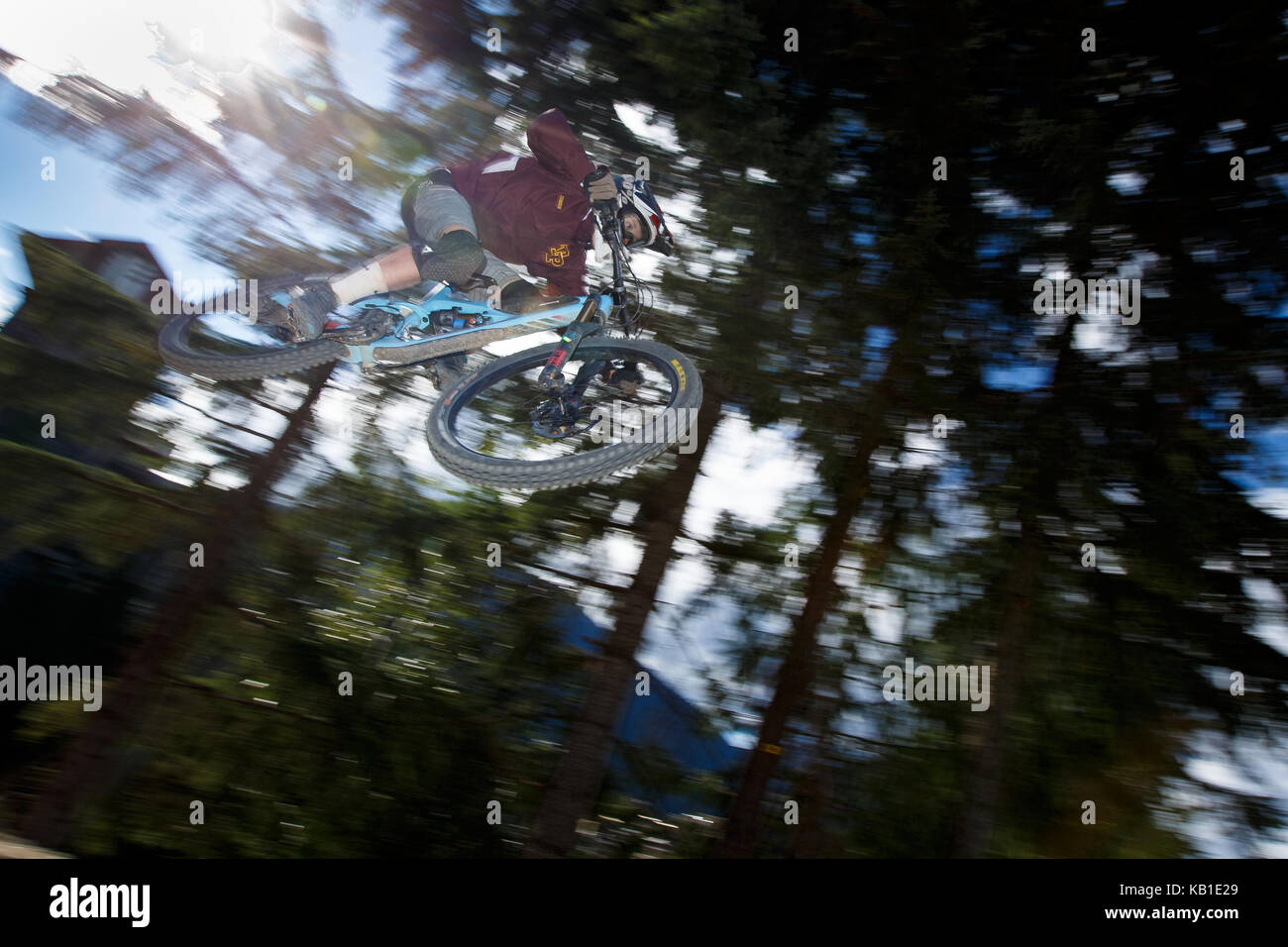 16 enne mountain biker nico johnson catture aria sulla linea di un trail a Whistler Resort. Whistler, British Columbia, 13 agosto 2017. Foto Stock