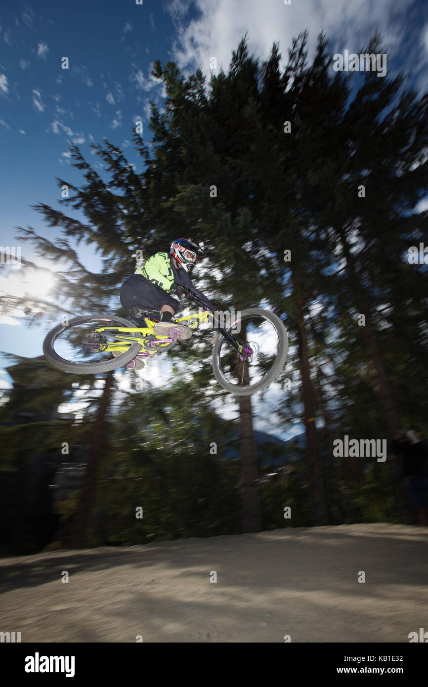 Un mountain biker sulla linea a trail a Whistler Resort. Whistler, British Columbia, 13 agosto 2017. Foto Stock