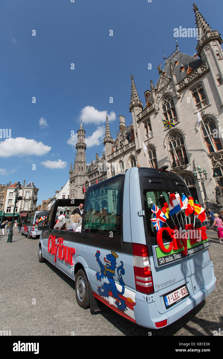 Città di Bruges, Belgio. vista pittoresca di un tour della città autobus turistico, a Bruges piazza del mercato. Foto Stock