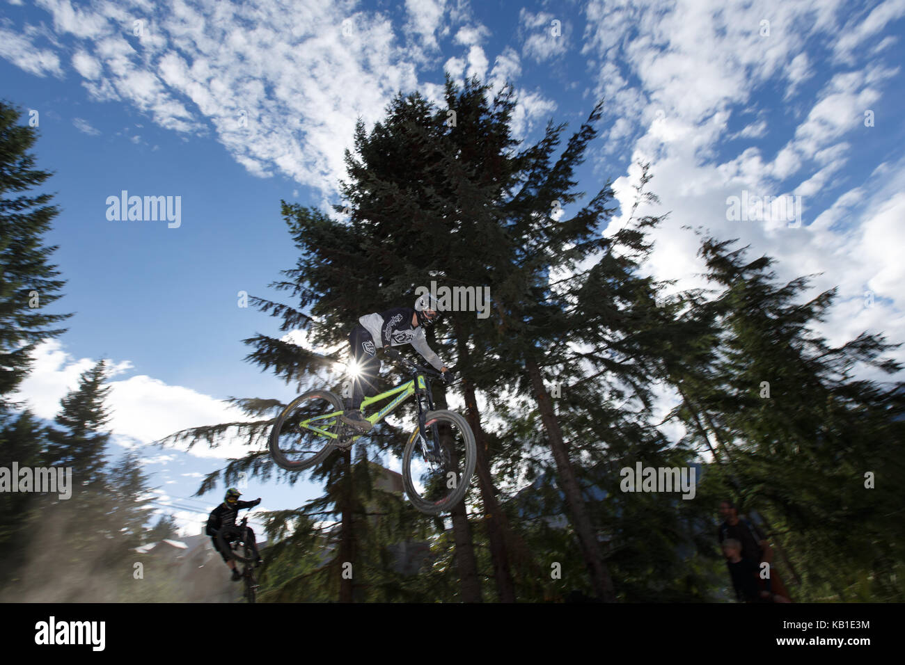 Gli amanti della mountain bike su una linea trail a Whistler Resort. Whistler, British Columbia, 13 agosto 2017. Foto Stock