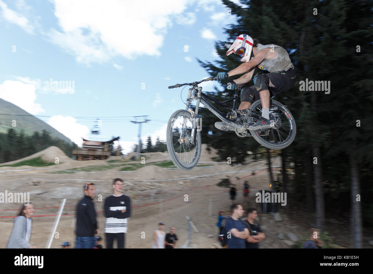Un mountain biker sulla linea a trail a Whistler Resort. Whistler, British Columbia, 13 agosto 2017. Foto Stock