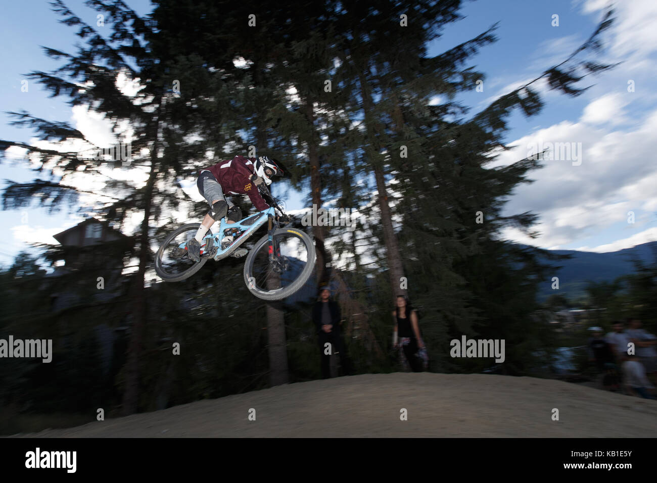 16 enne mountain biker nico johnson catture aria sulla linea di un trail a Whistler Resort. Whistler, British Columbia, 13 agosto 2017. Foto Stock