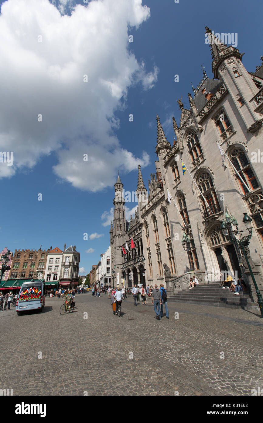 Città di Bruges, Belgio. bruges piazza del mercato, con il tribunale provinciale edificio (ex waterhall) in primo piano. Foto Stock