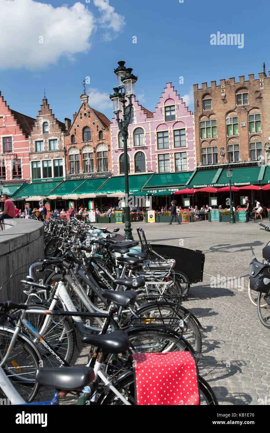 Città di Bruges, Belgio. vista pittoresca di biciclette parcheggiate in bruges piazza del mercato, Foto Stock