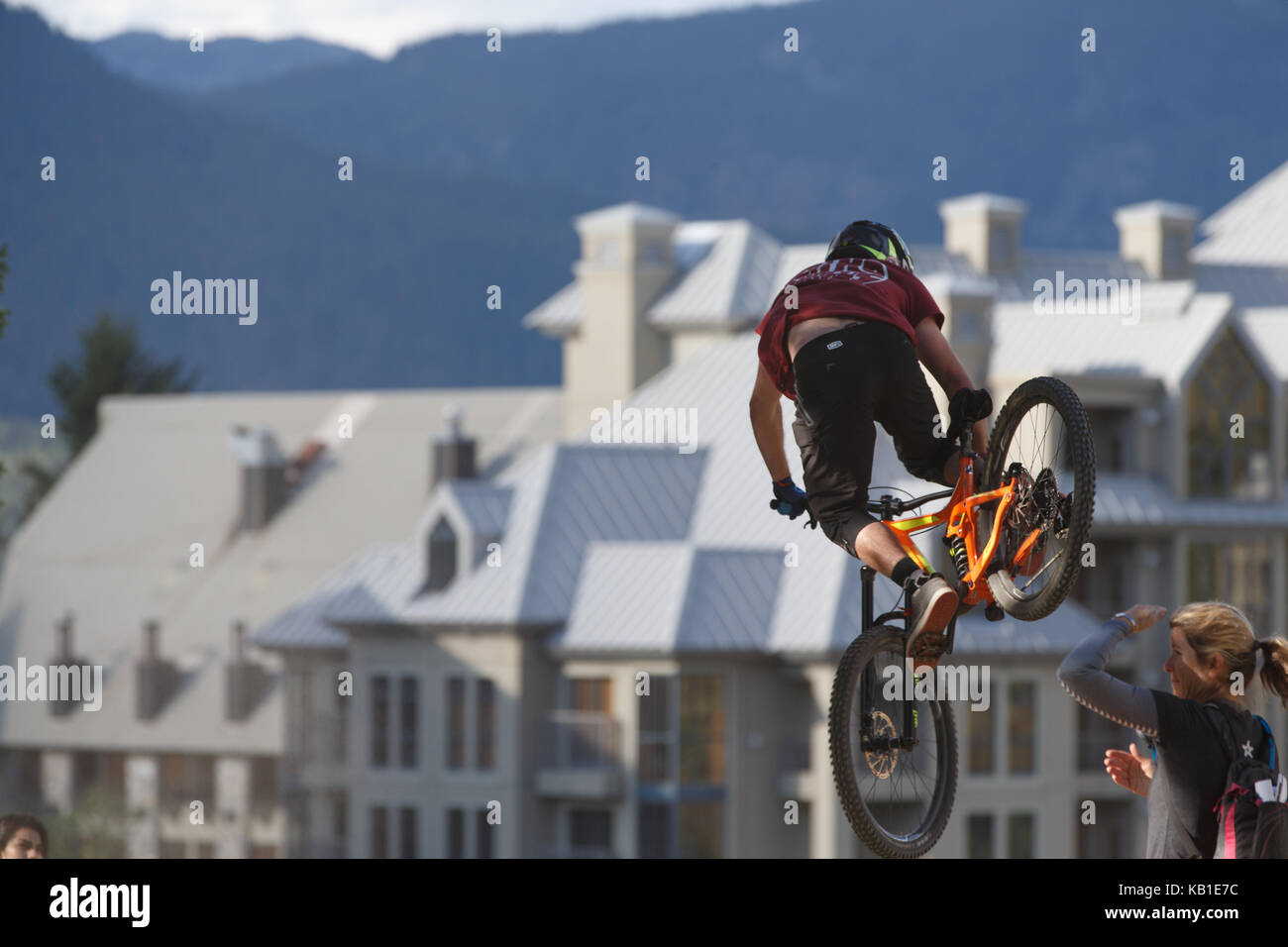 Con uno spettatore guardando su una mountain biker catture aria sulla linea di un trail a Whistler Resort. Whistler, British Columbia, 13 agosto 2017. Foto Stock