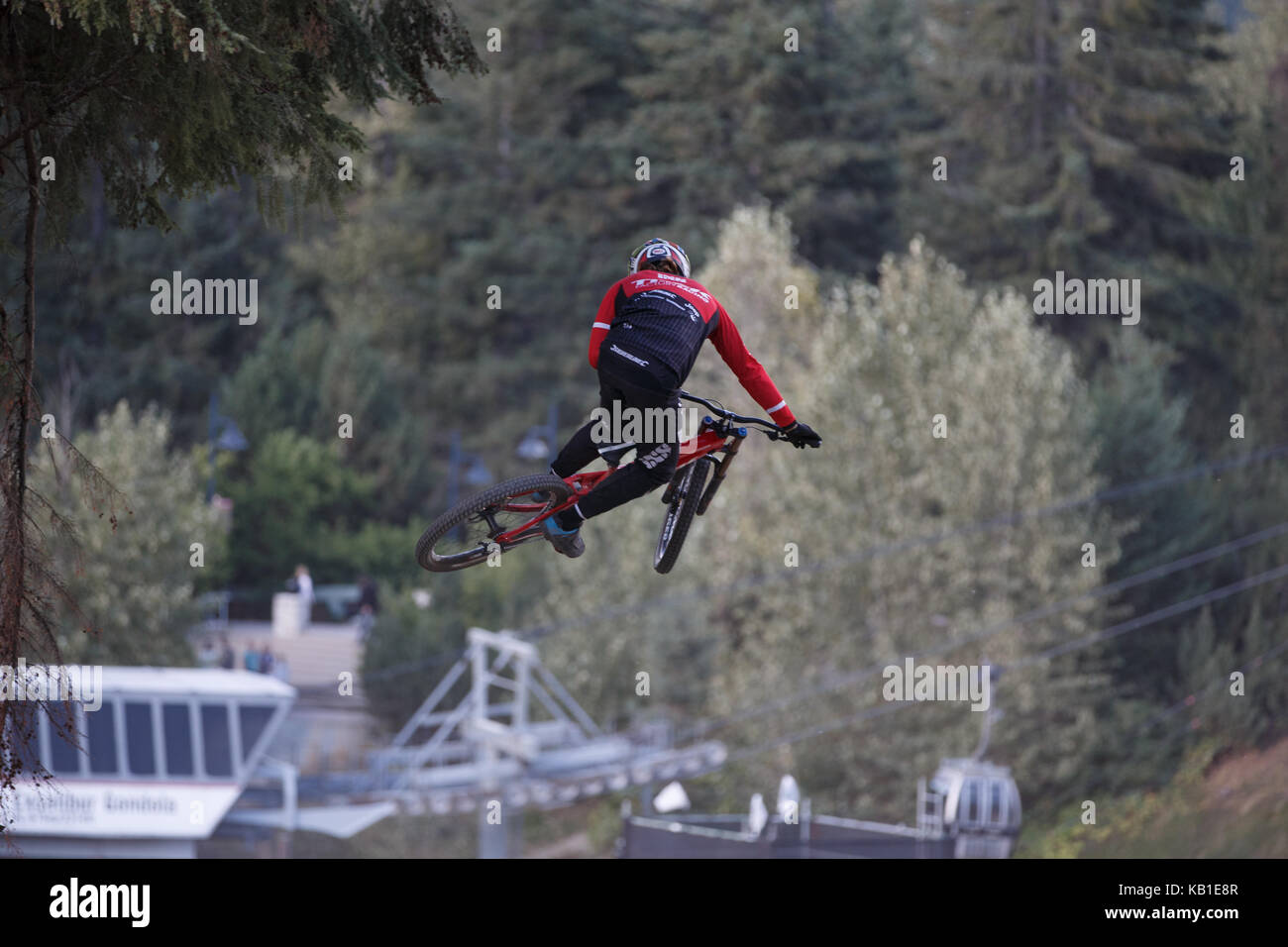 Trek factory team rider dan atherton del regno unito le catture aria sulla linea di un trail a Whistler Resort. Whistler, British Columbia, 13 agosto 2017. Foto Stock