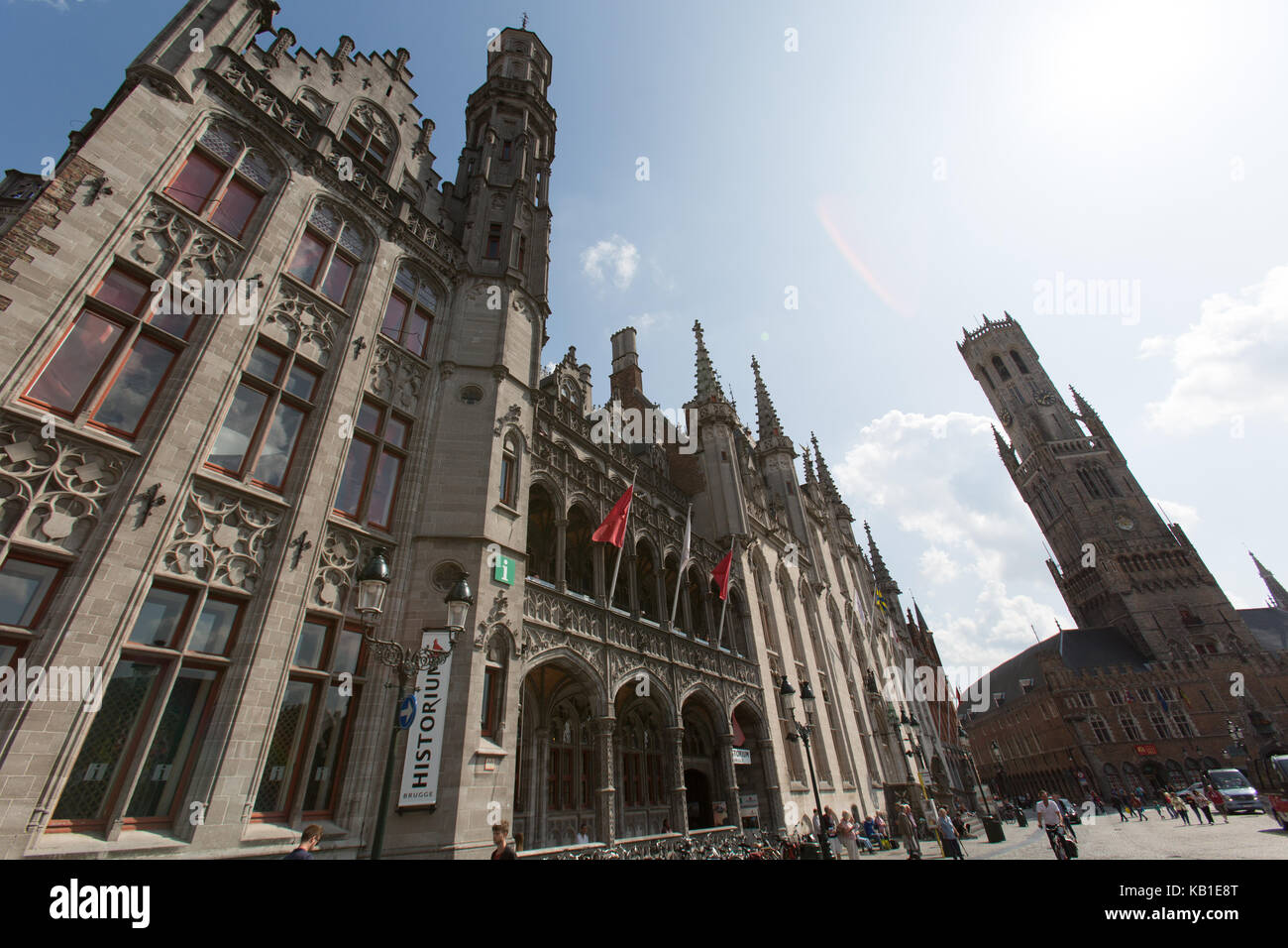 Città di Bruges, Belgio. bruges piazza del mercato compresa la historium e corte provinciale edificio (ex waterhall). Foto Stock