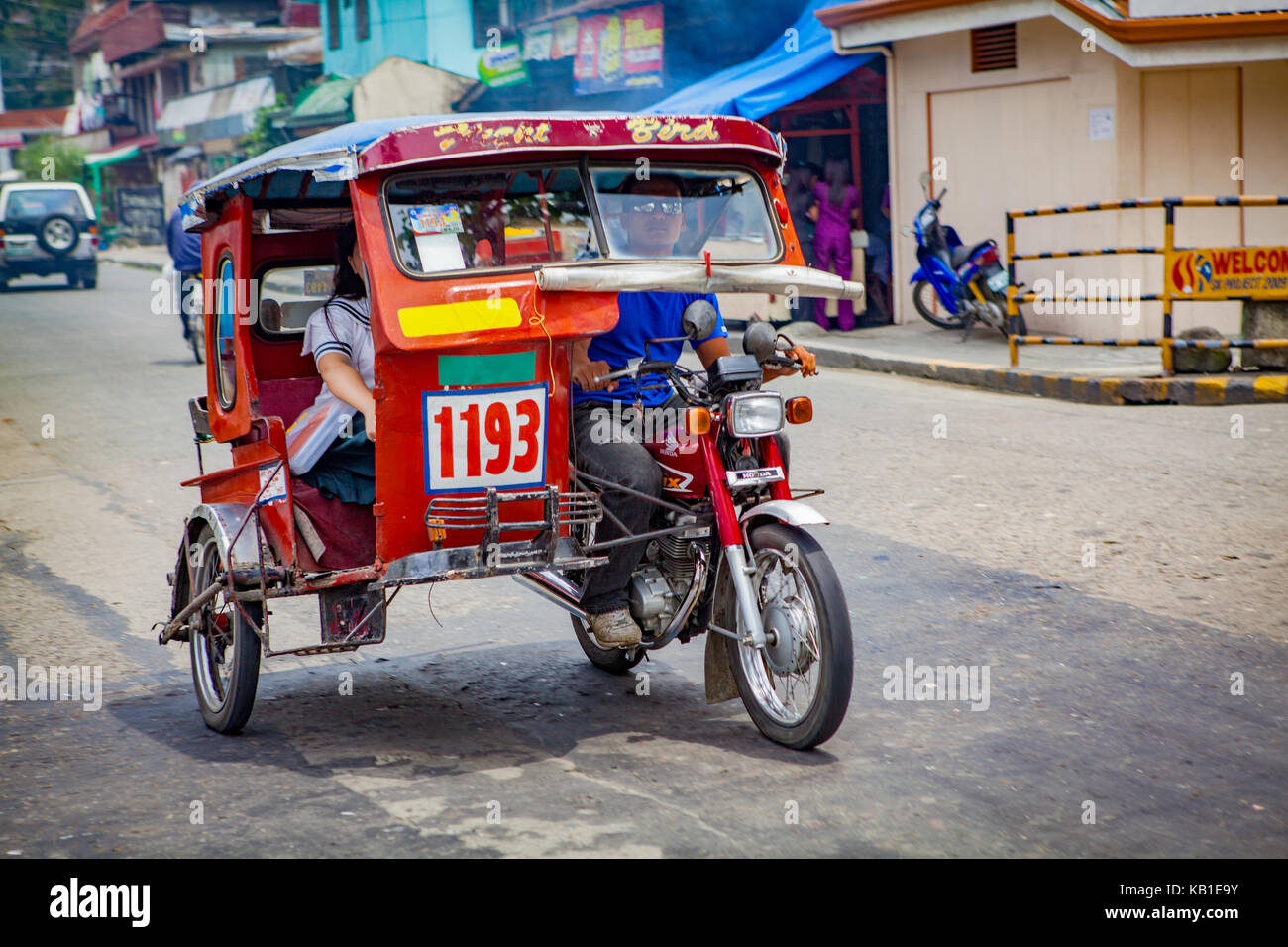 Sidecar attaccato ad un motociclo chiamato 'un trike' sono la forma più comune di a buon mercato, trasporti pubblici nelle Filippine. Foto Stock