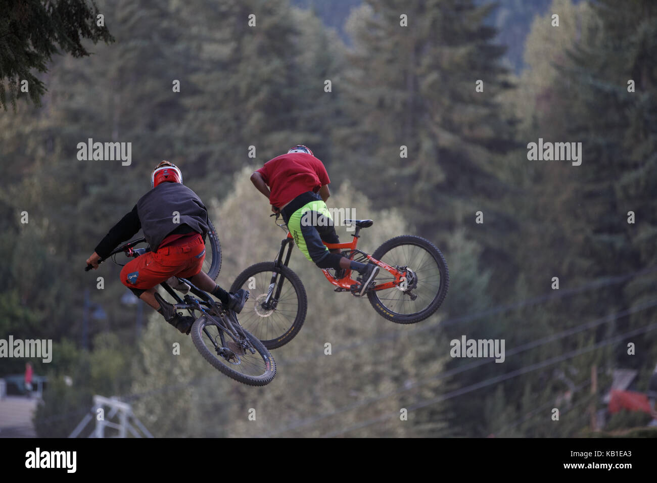 Gli amanti della mountain bike su una linea trail a Whistler Resort. Whistler, British Columbia, 13 agosto 2017. Foto Stock