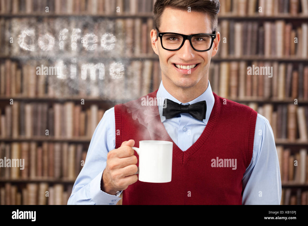 Concetto, tempo di caffè, sorridente studente maschio con caffè caldo Foto Stock