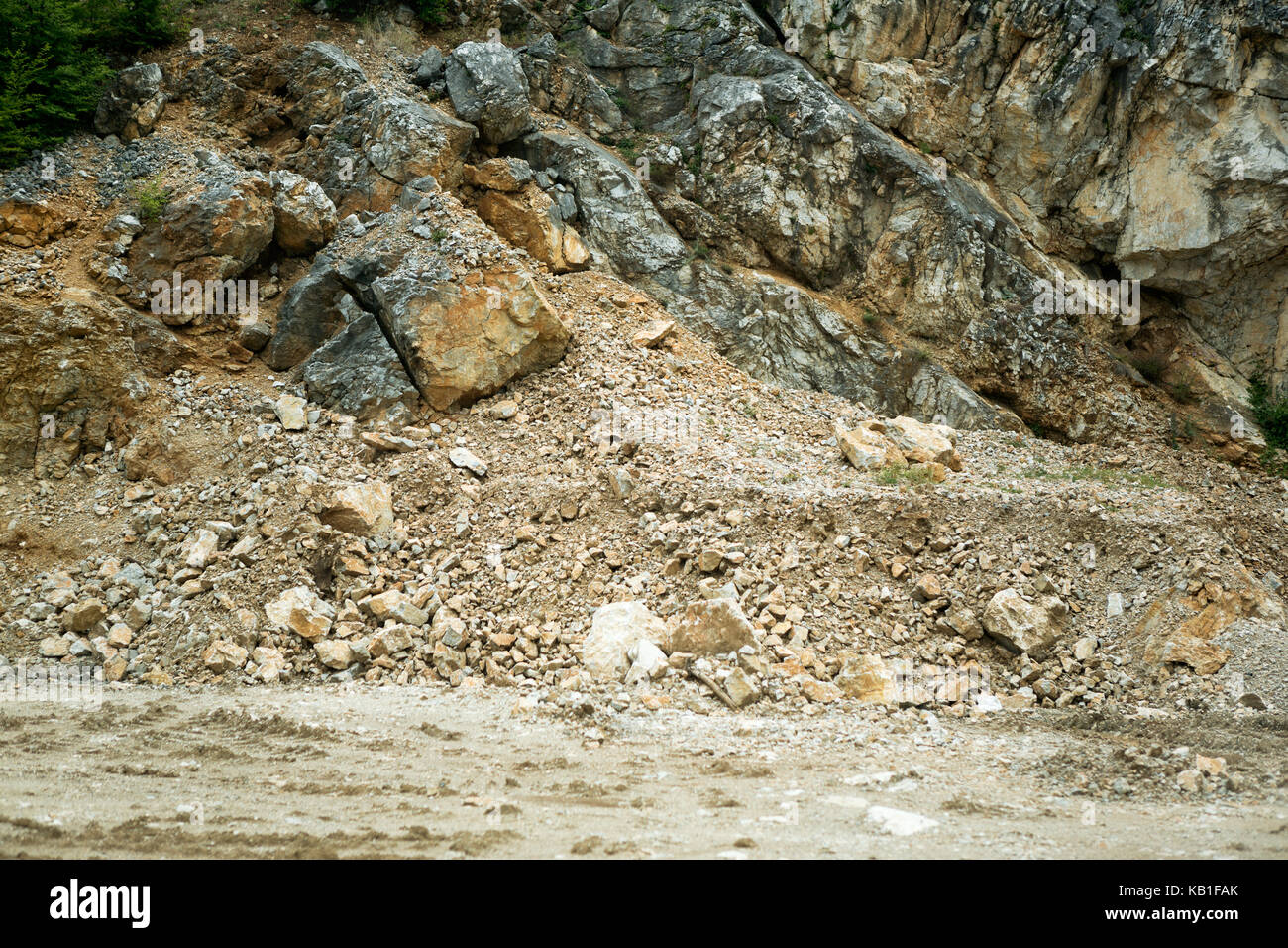 La strada è bloccata da una terra della slitta di roccia e detrito dove è un pericolo per i conducenti di autovetture Foto Stock