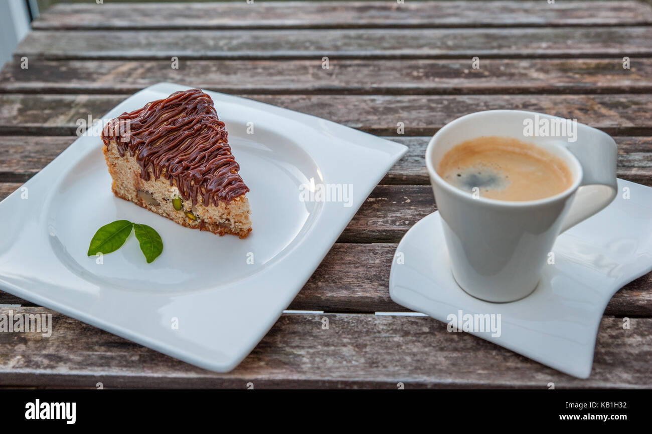 In casa torta al cioccolato con la tazza di caffè Foto Stock