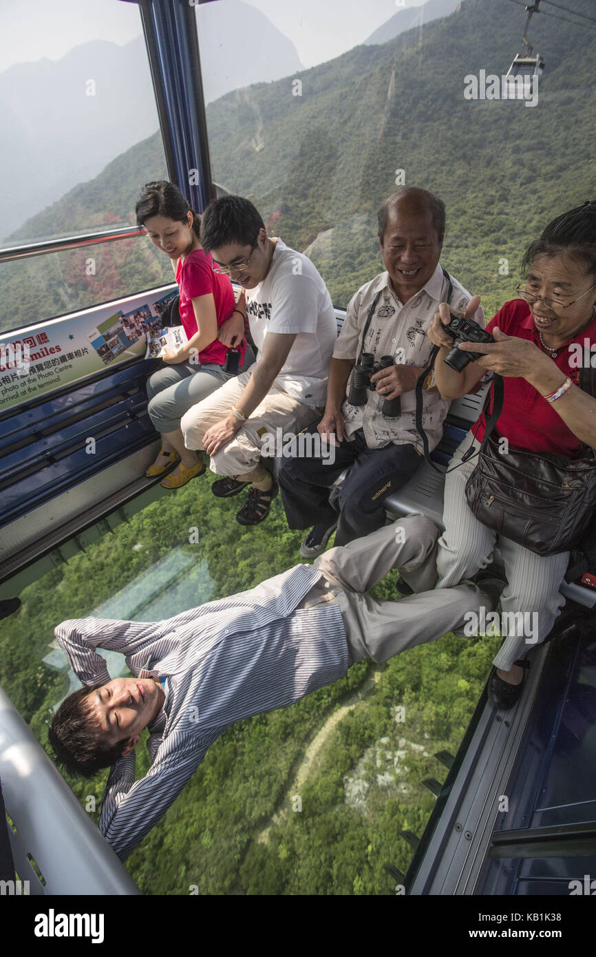 I turisti in una macchina di cavo, lantau Islanda, hong kong, Foto Stock