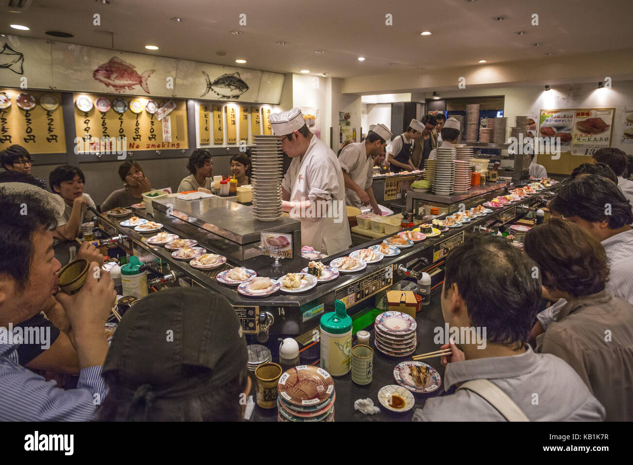 Persone in un negozio di sushi, Foto Stock