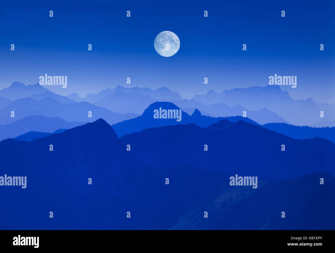 Wendelstein, panorama contro il massiccio dello Zugspitze, la luna piena, Foto Stock