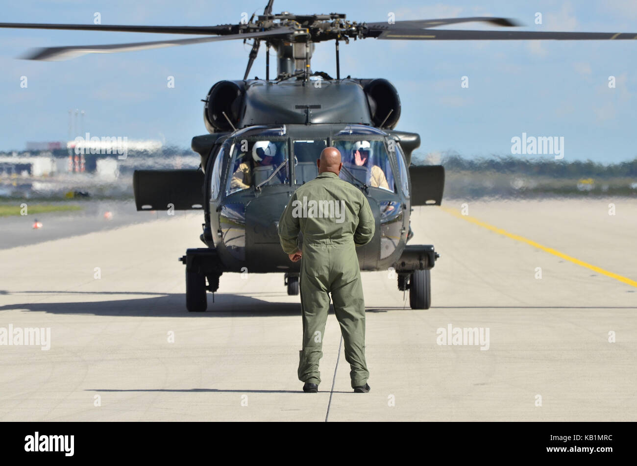 Germania Berlino, ila 2012, pista, marshaller, elicotteri militari, Foto Stock