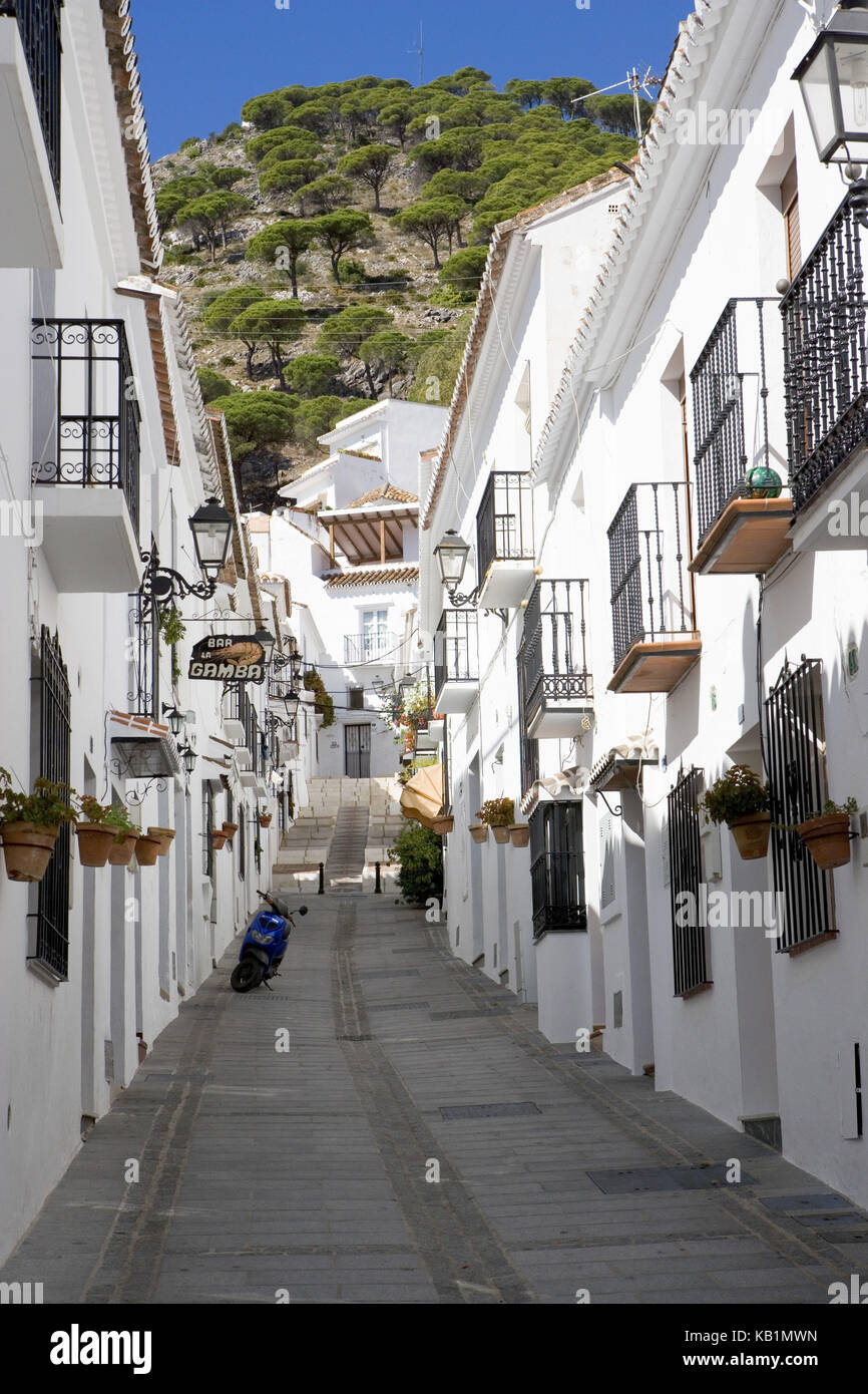 Spagna, Mijas, uno dei villaggi bianchi, strada stretta, Foto Stock