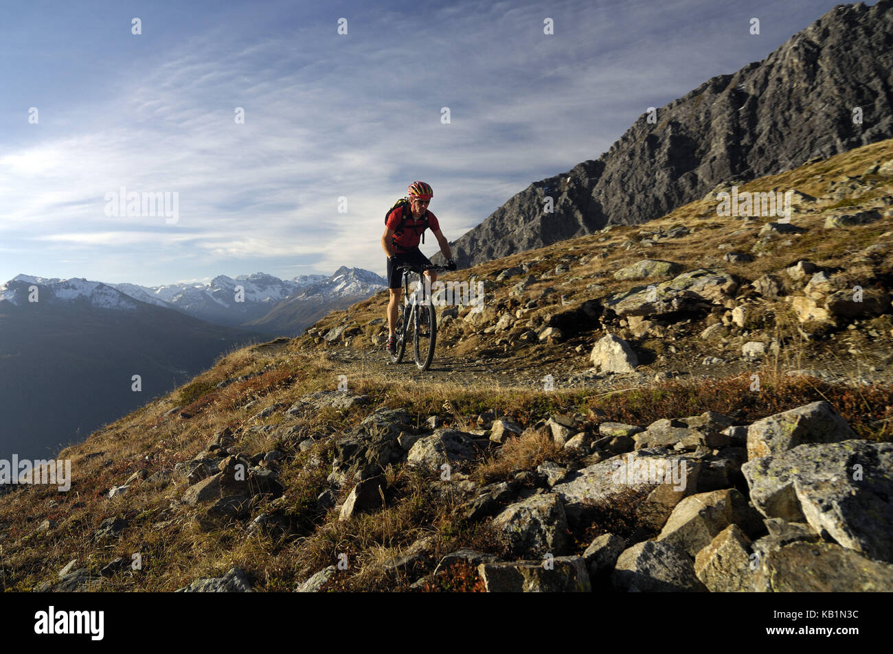 L'uomo, mountainbiking vicino davos del cantone dei Grigioni, Svizzera Foto Stock