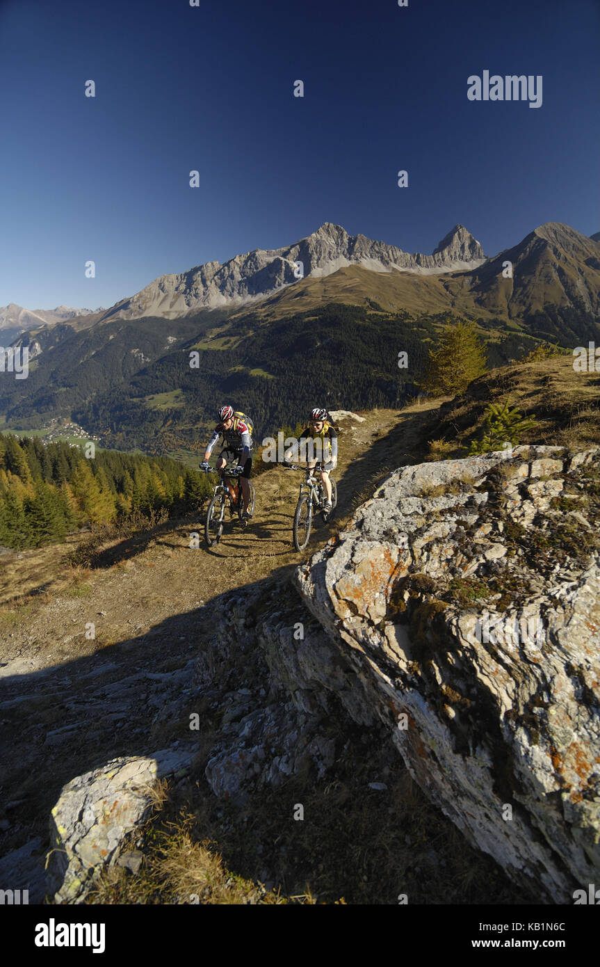 Giovane e mountain bike nelle vicinanze svognin del cantone dei Grigioni, Svizzera Foto Stock