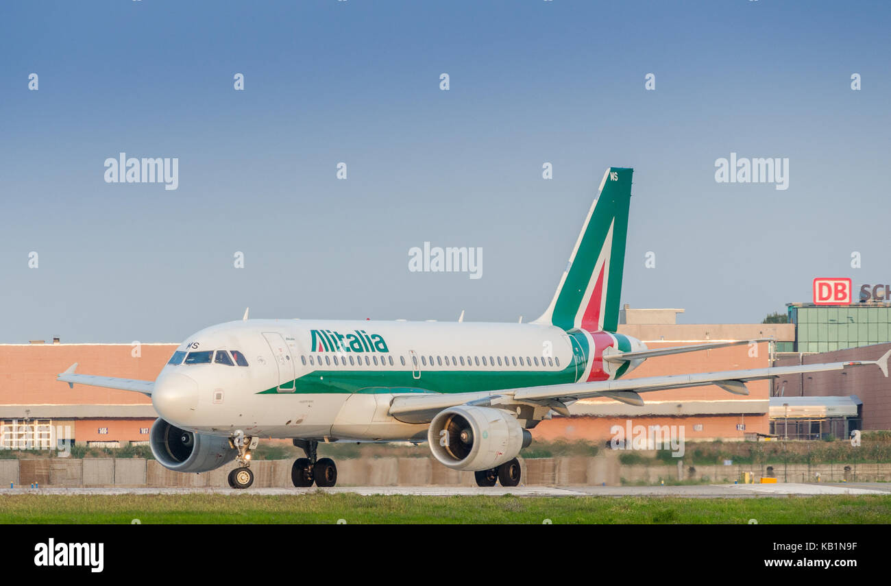 Un aereo alitalia appena atterrato all'aeroporto di Milano Linate nella  regione Lombardia del Nord Italia. Alitalia sta attraversando problemi  finanziari Foto stock - Alamy