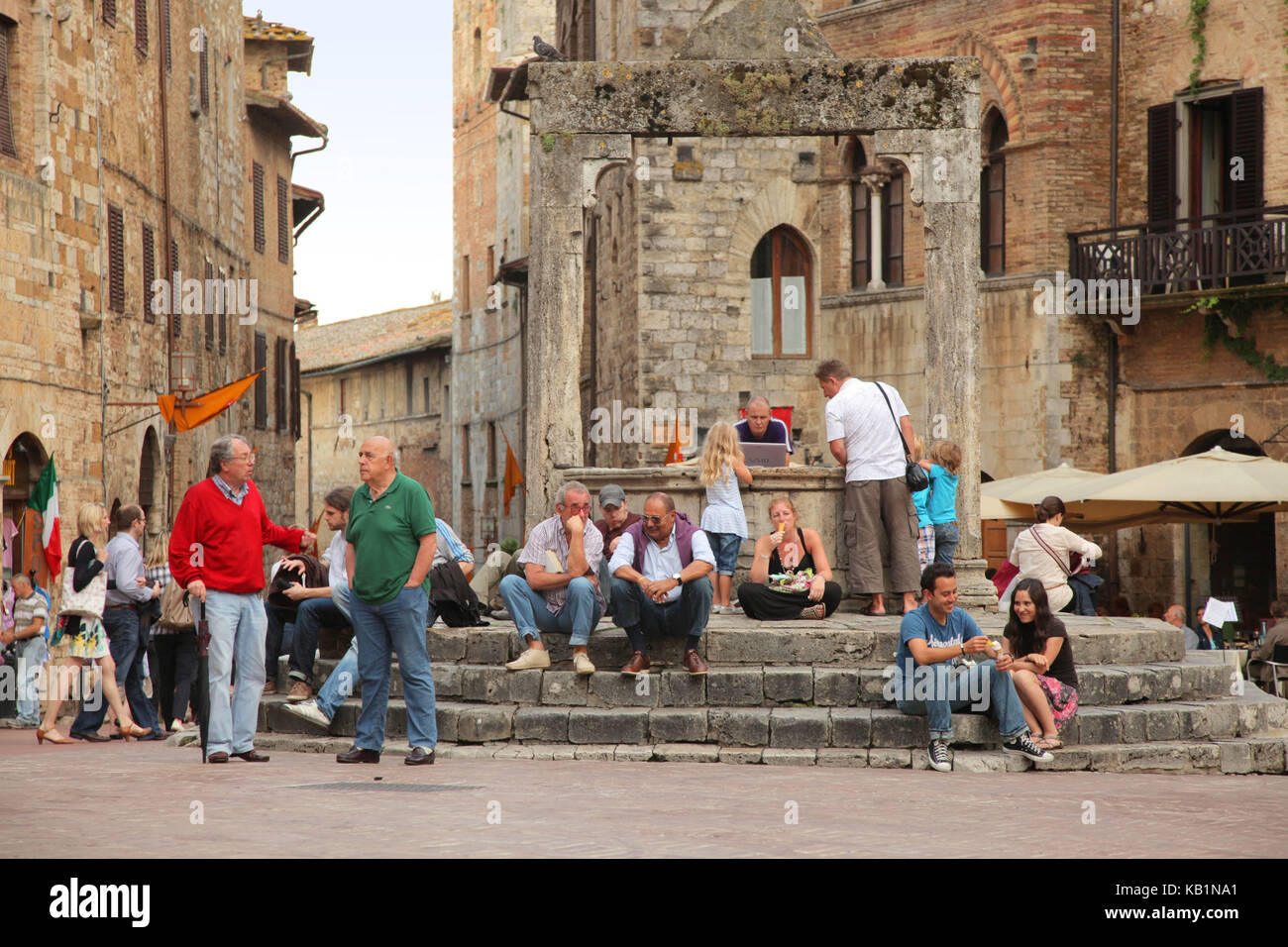 La gente del posto si siedono, San Gimignano, Toscana, Italia, Foto Stock