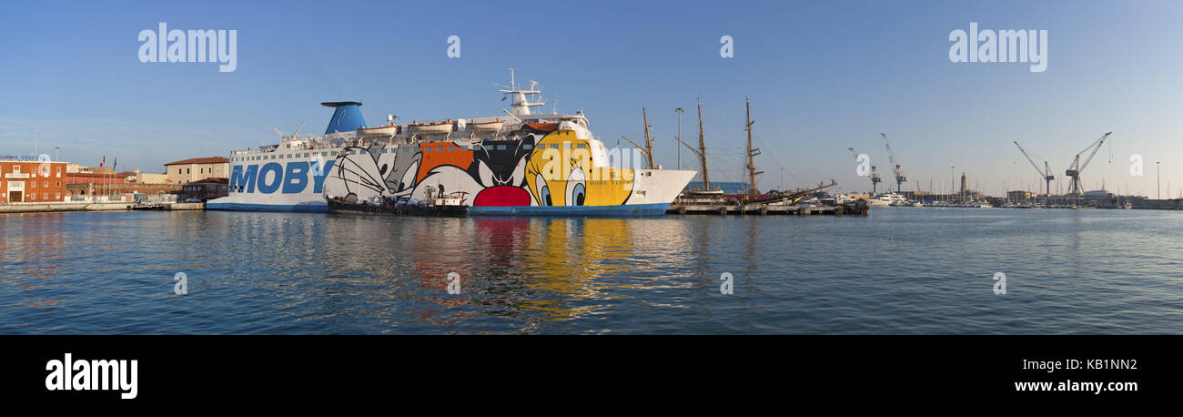 Traghetto Moby Lines per la Sardegna in traghetto dal porto di Livorno, Toscana, Italia, Foto Stock