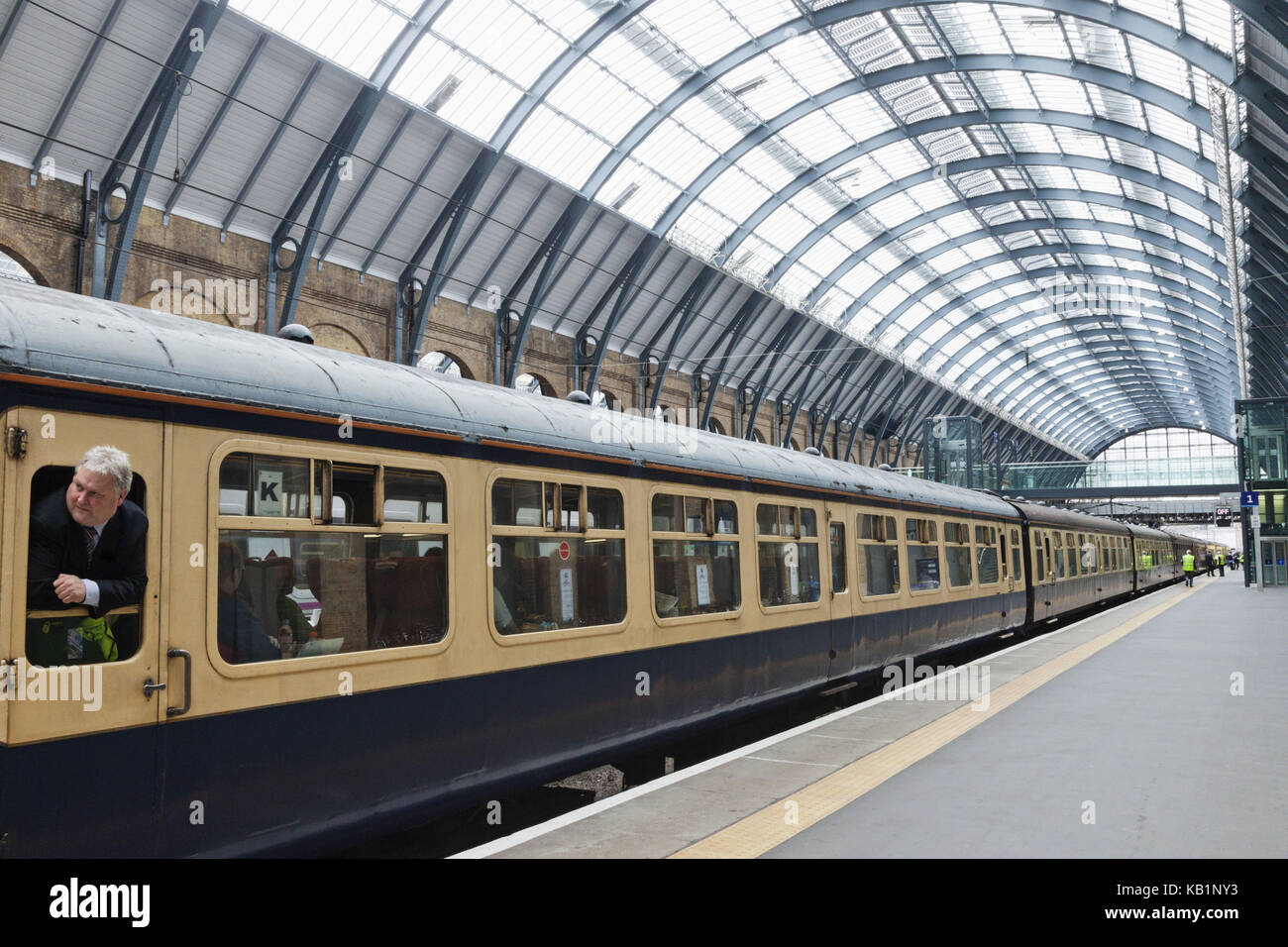 Inghilterra, Londra, King's Cross, King's Cross station, treno storico degli anni '60, Foto Stock