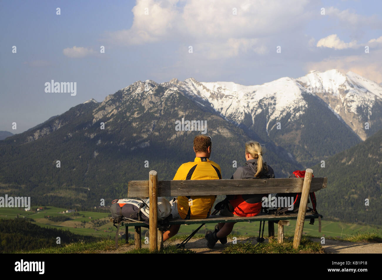 Coppia nell'alta Kranzberg, Mittenwald, alta Baviera, Germania, Foto Stock