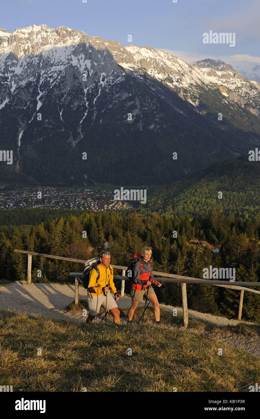 Coppia, escursioni, alta Kranzberg, Mittenwald, alta Baviera, Germania, Foto Stock
